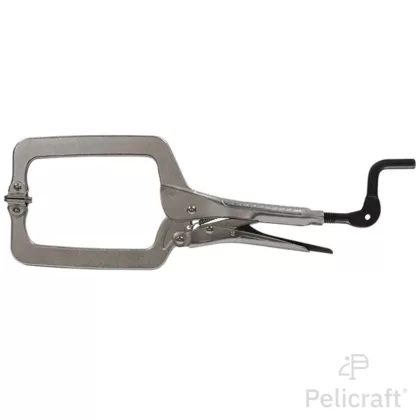 Bride en C avec patins pivotants Strong Hand Tools utilisée pour le maintien précis de petites pièces métalliques en atelier.
