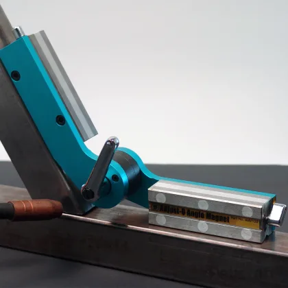 Une équerre magnétique à angles ajustable qui stabilise deux profilés de métal.