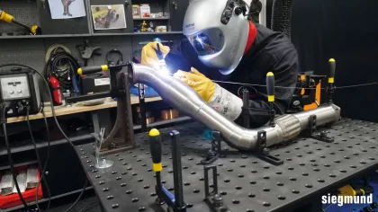 Soudeur qui soude un tuyau bridé sur une table de soudure siegmund.