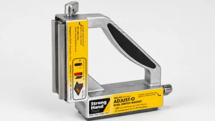 Support magnétique de soudure commutable Strong Hand Tools Adjust-O Magnet pour positionner et maintenir des pièces métalliques lors des opérations de soudage.
