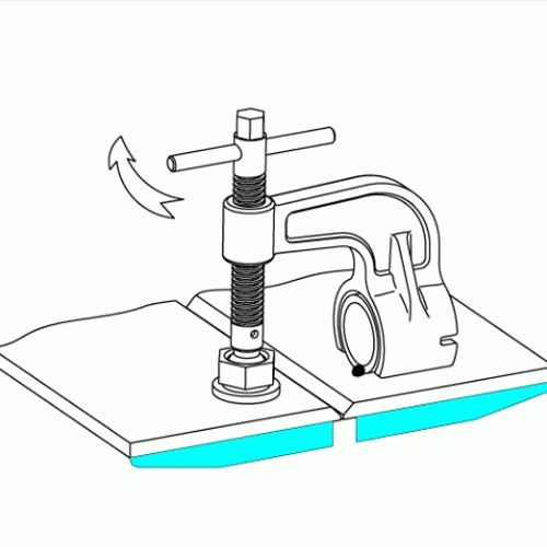 Glissez la Half Clamp et tournez la poignée pour aligner