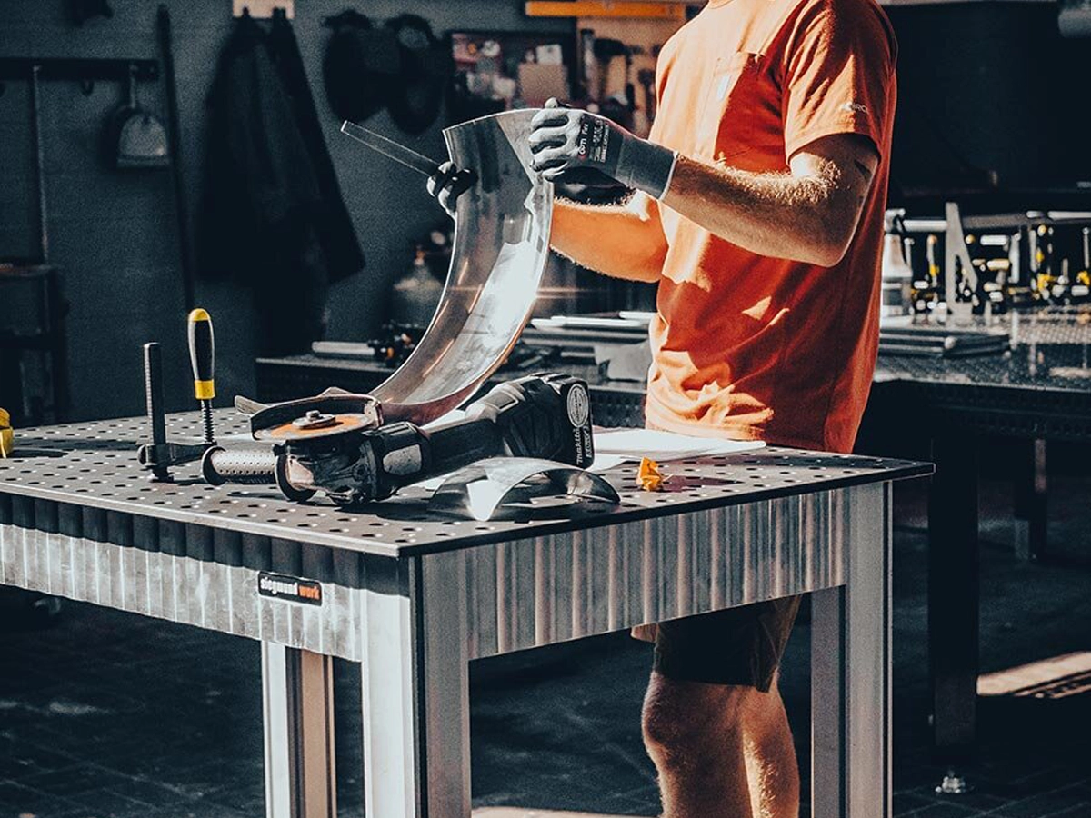 Soudeur travaillant sur un établi Siegmund Pelicraft